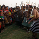 El rey de la antigua Suazilandia, Mswati III, segundo desde la derecha, baila durante una celebración anual que reúne a todas las jóvenes solteras del país